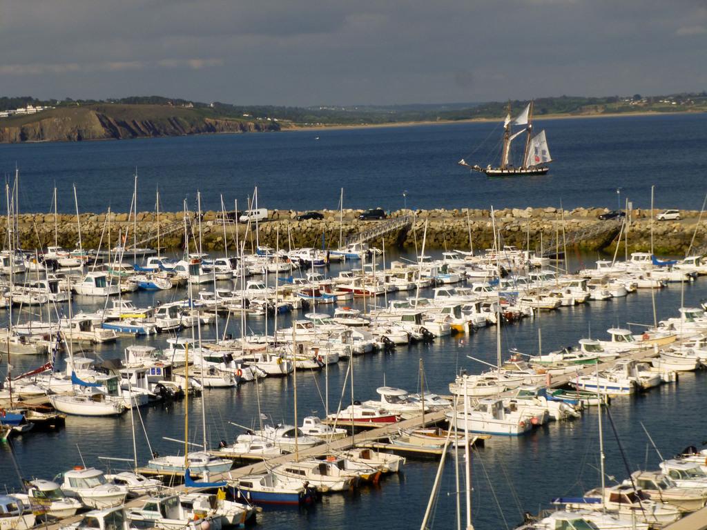 Port de plaisance et voilier traditionnel
