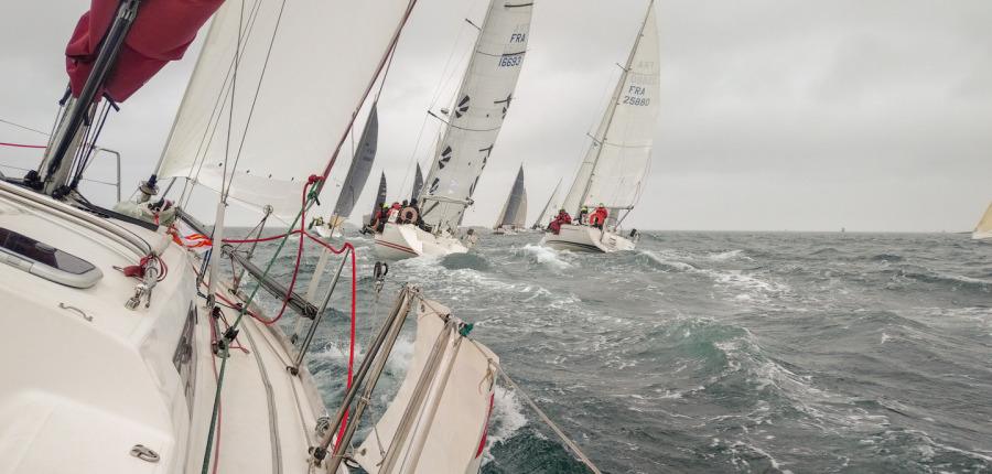 Régate de voiliers au large de la Presqu'île de Crozon